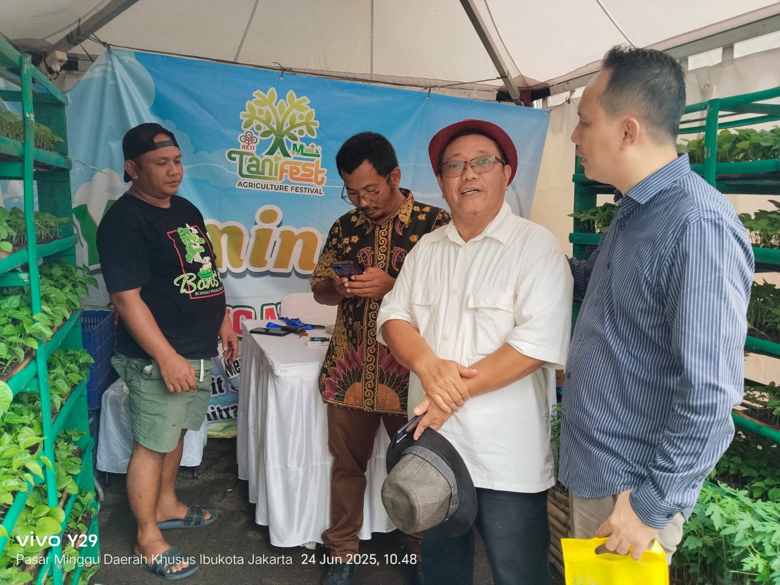 Ketua Kelompok Hukmas Ditjen LIP Tinjau Booth Pameran HKTI, Jalin Sinergi Pemberdayaan Masyarakat dengan Asosiasi Agribisnis Cabai Indonesia