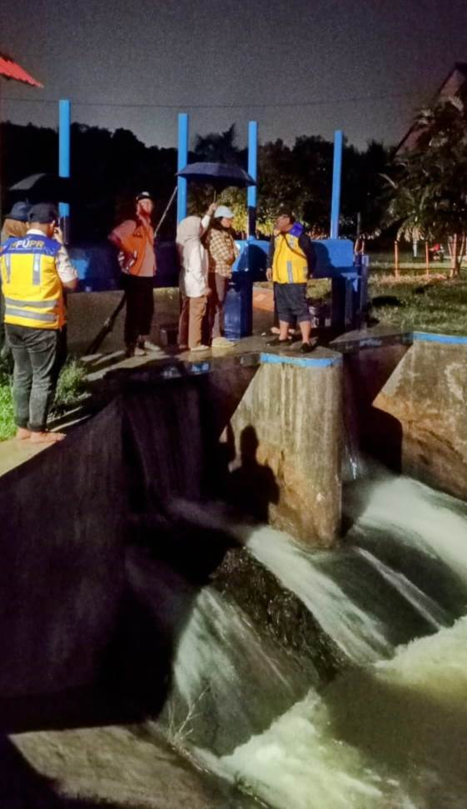 Hujan lebat tak Menghalangi langkah Plt. Ditjen LIP lakukan inspeksi mendadak sistem irigasi pertanian pada malam hari
