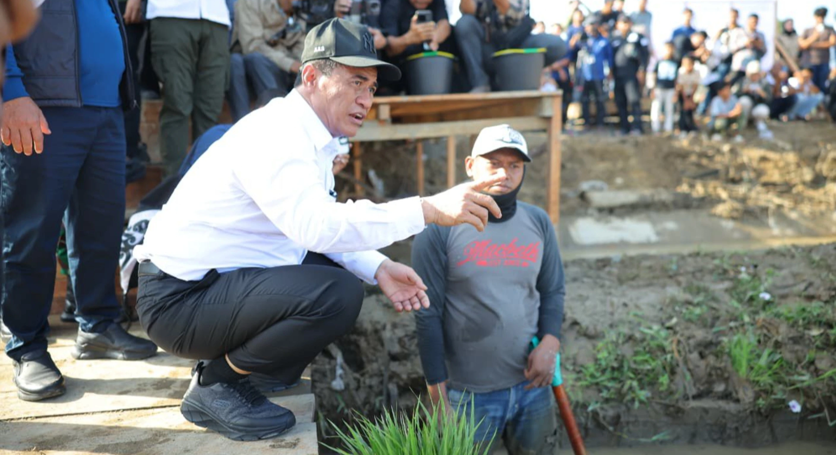 Mentan Amran: Padat Karya Kunci Pemulihan Pertanian Pascabencana, Petani Dilibatkan Langsung