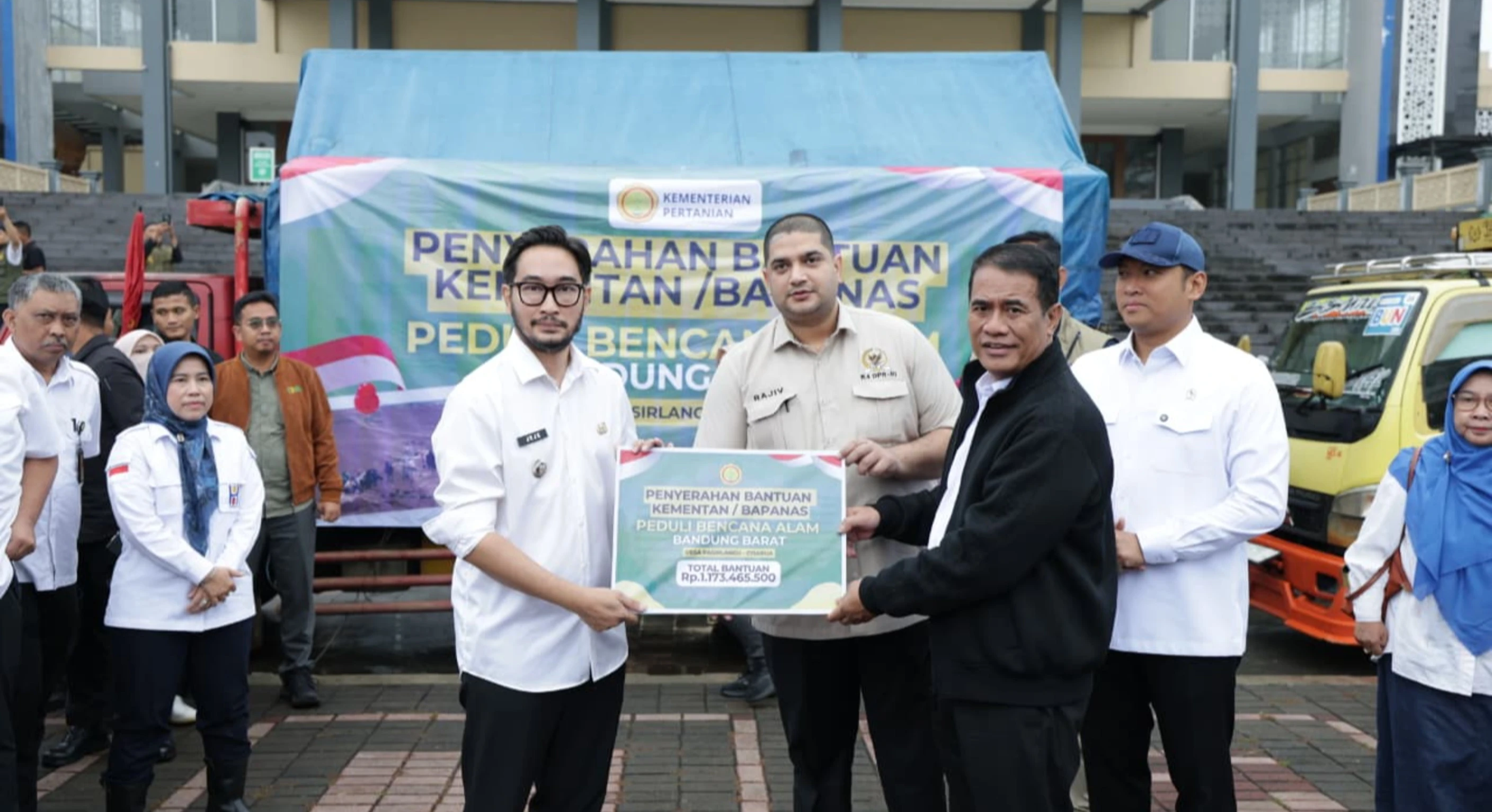 Mentan Amran Gerak Cepat Salurkan 24 Truk Bantuan Korban Longsor Cisarua, Siapkan Solusi Permanen