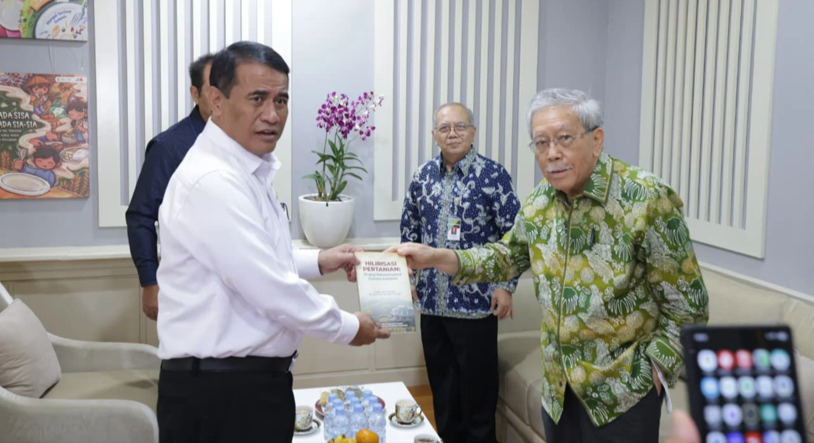 Sukses Ukir Sejarah Swasembada Pangan, Mentan Amran Tuai Pujian Tokoh Pertanian Nasional