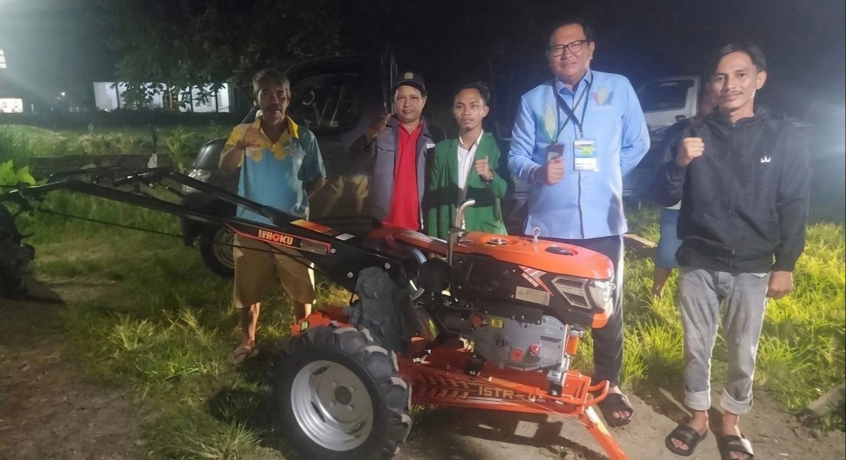 Mahasiswa Demo Mentan Amran, Bawa Pulang Hand Tractor Untuk Petani Kampung Halaman