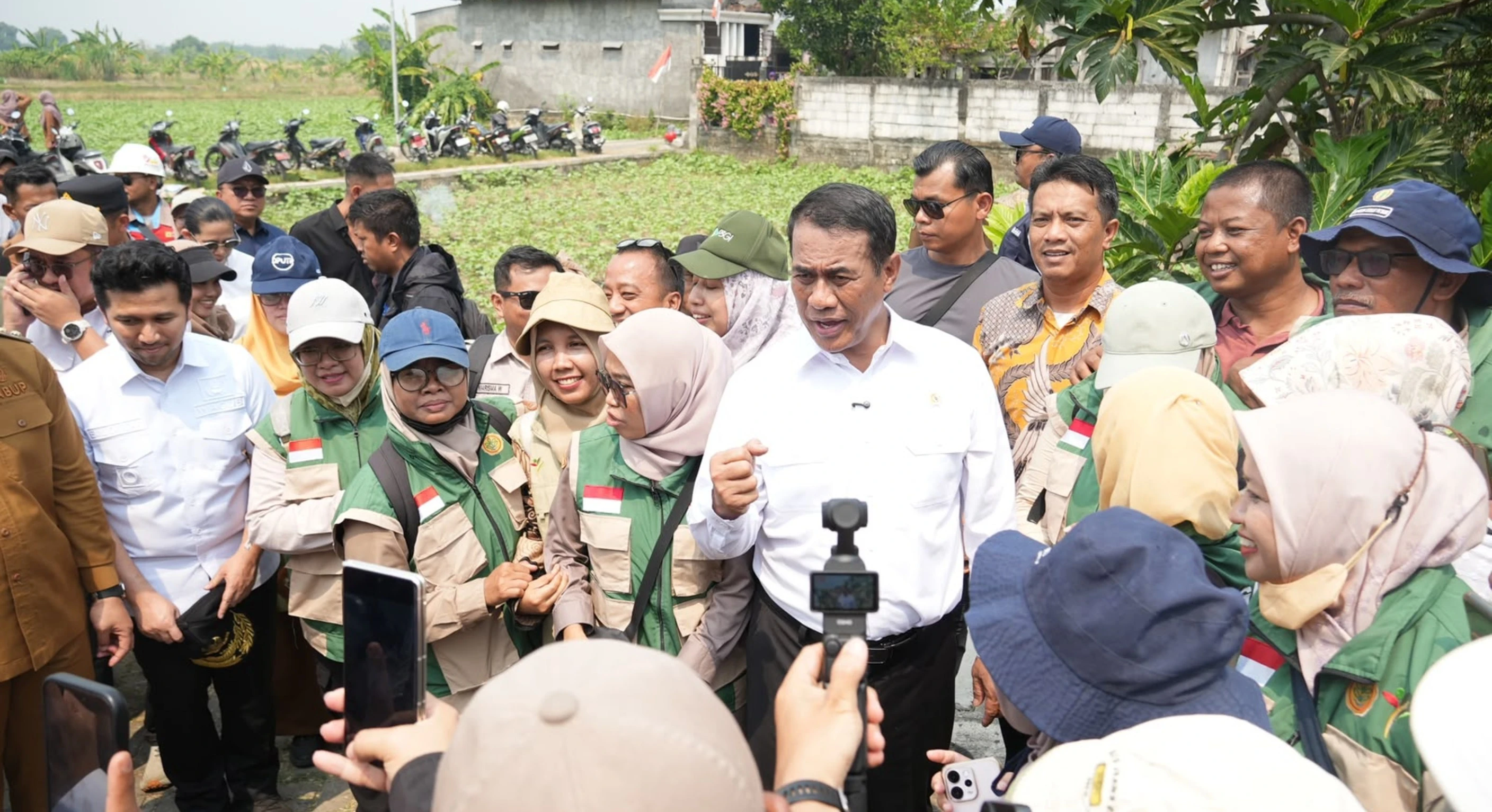 Mentan Amran Siapkan Aturan Baru agar Buruh Tani Bisa Dapat Alsintan