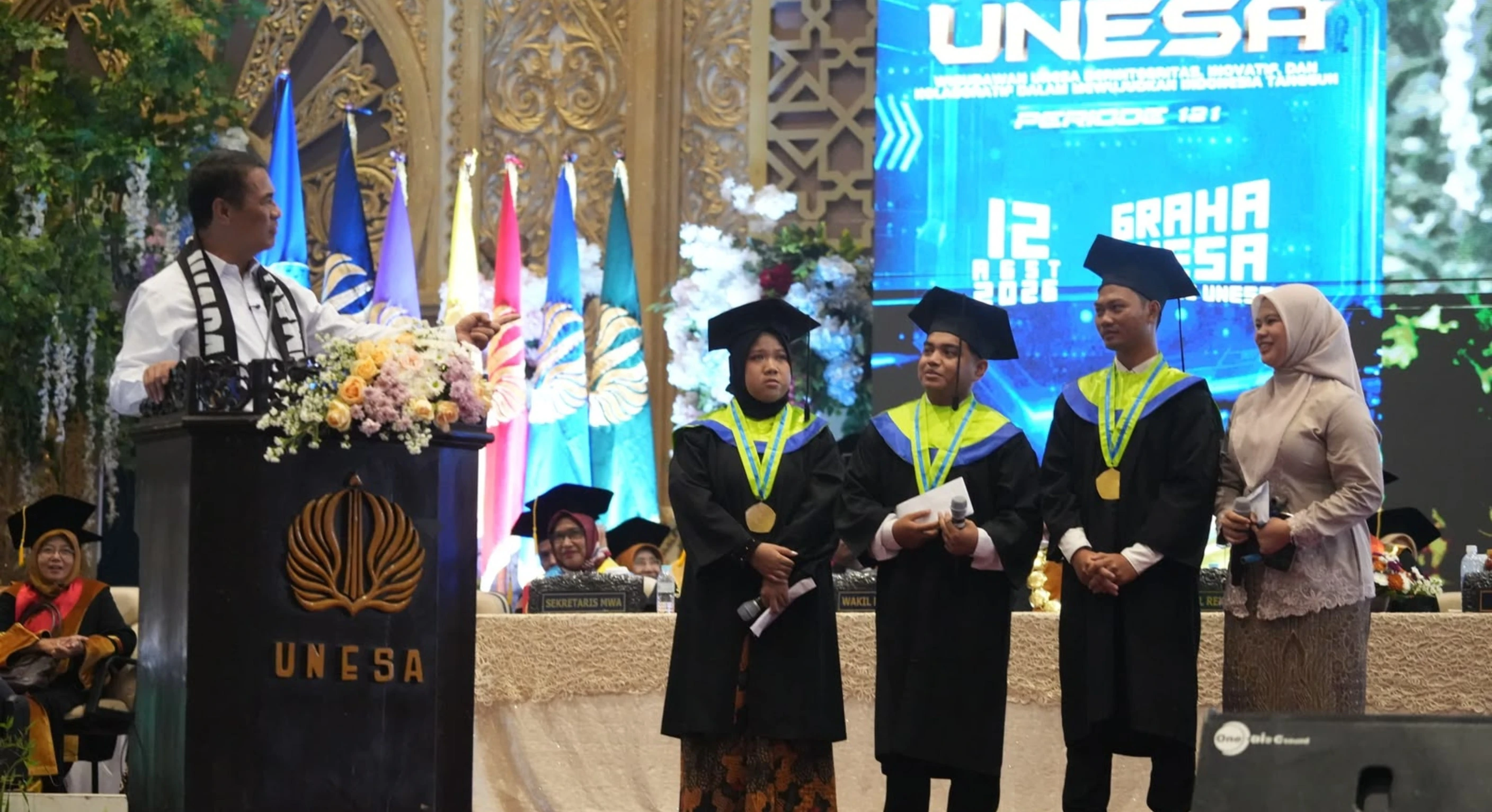 Mentan Amran Beri Wisudawan Combine Harvester, Siapkan jadi Pengusaha Muda