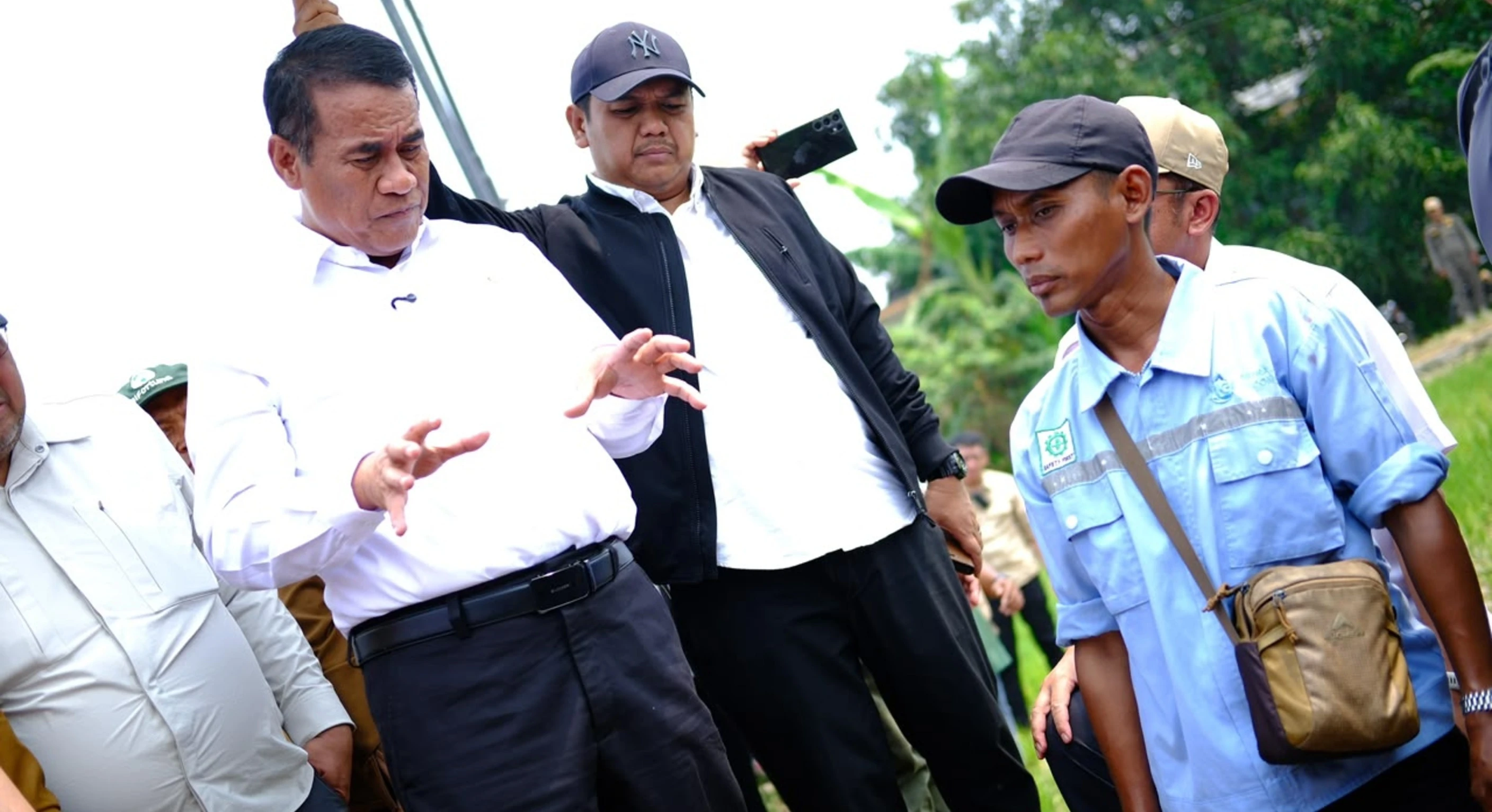 Hadapi Kekeringan di Gresik, Mentan Amran Gerak Cepat Turunkan Pompa dan Siapkan Sumur Bor