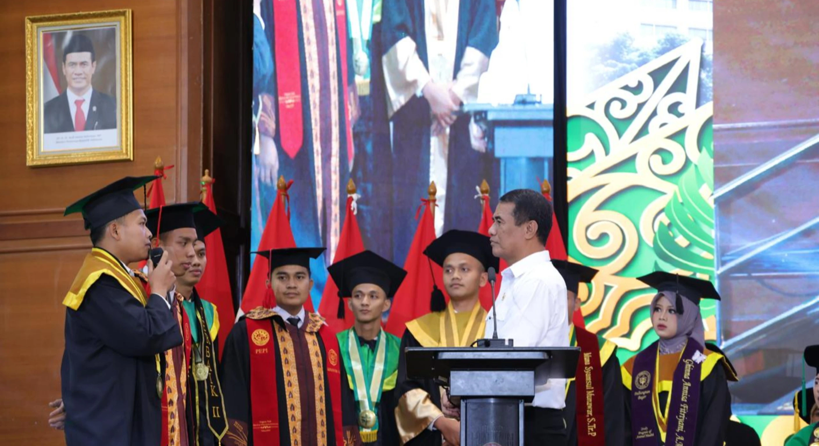 Beri Hand Tractor ke 13 Wisudawan, Mentan Amran: Jangan Cari Kerja, Ciptakan Lapangan Kerja
