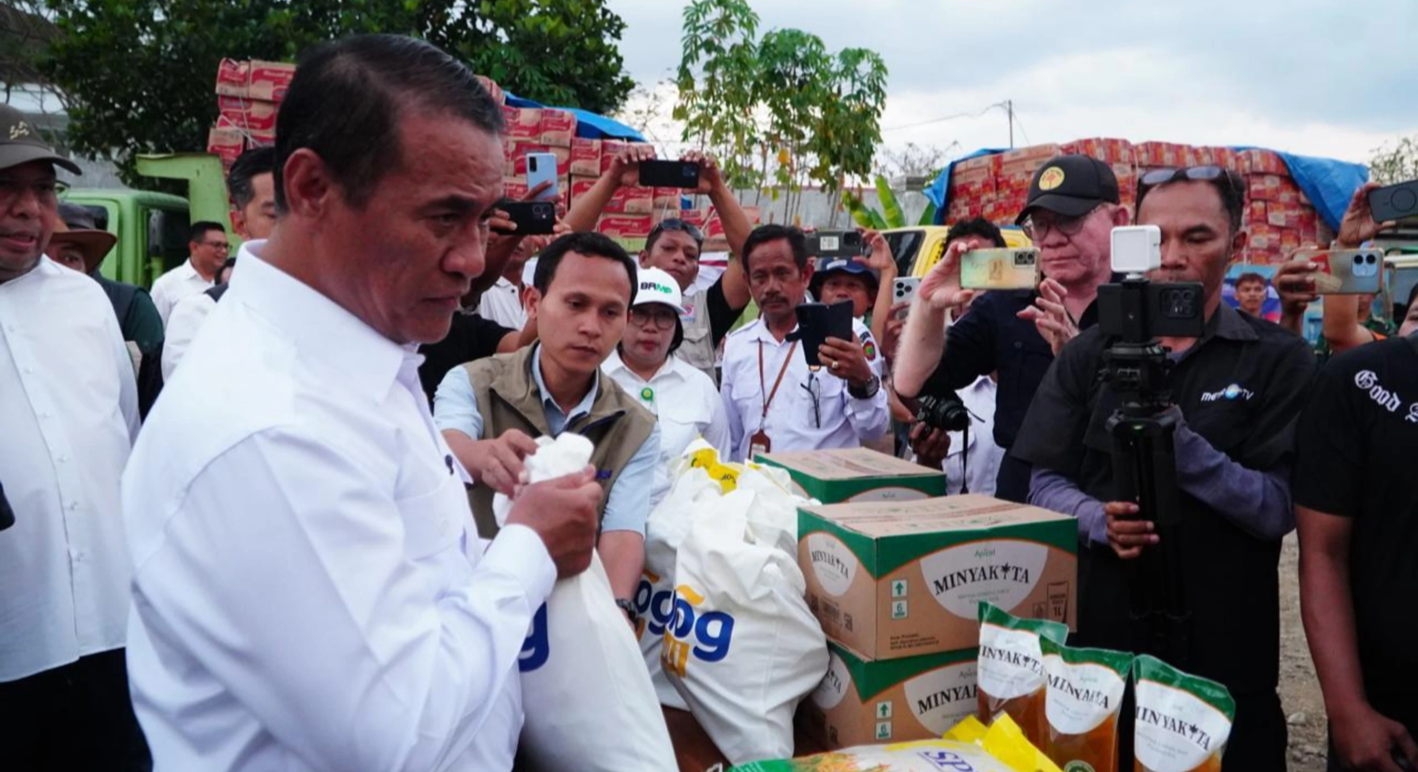Lepas Truk Bantuan Pangan di NTT, Mentan Amran: Ini Kemanusiaan, Harus Bergerak Cepat