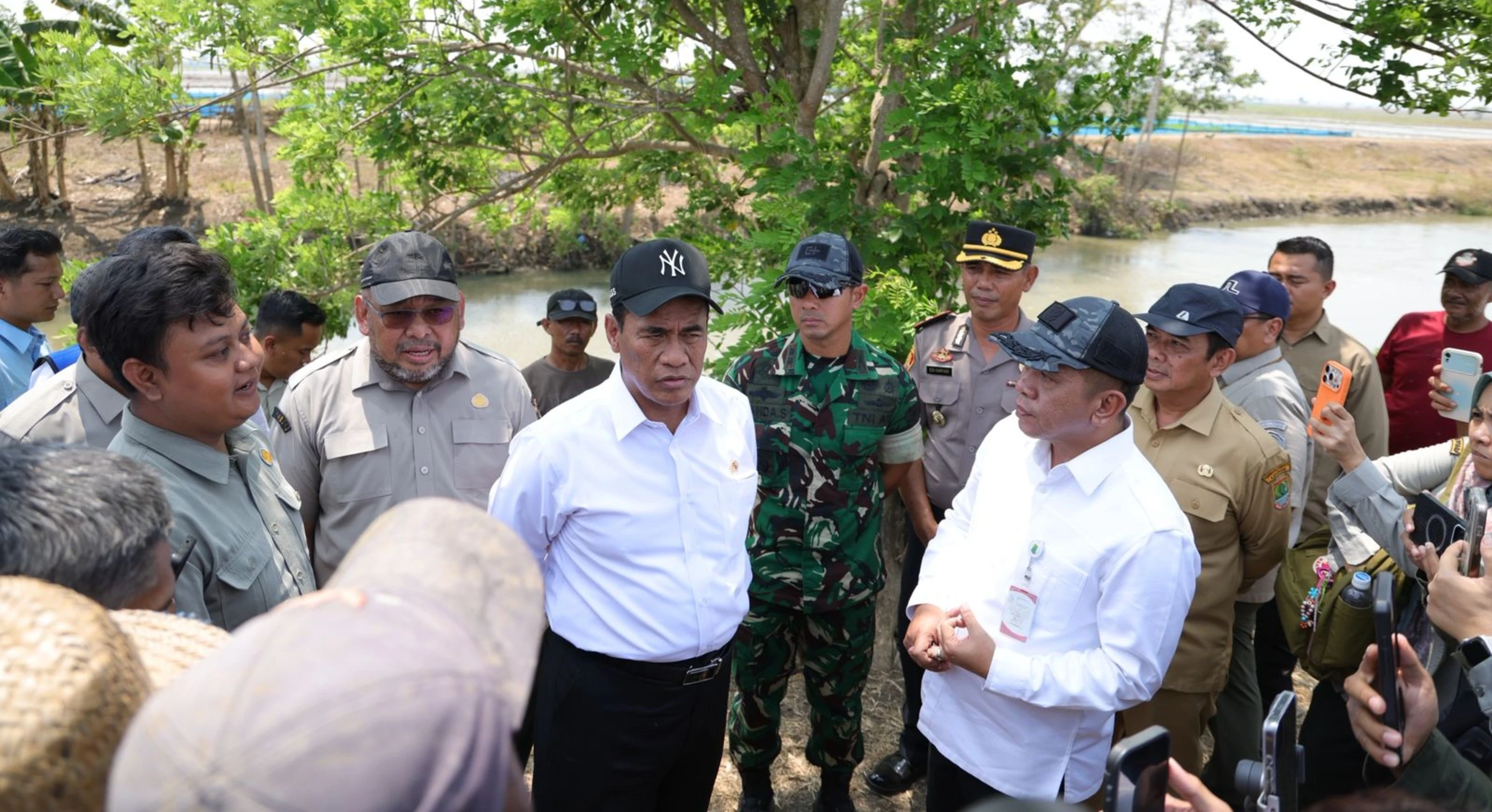 Mentan Amran Sidak Sawah di Karawang, Pastikan Petani Tetap Tanam di Musim Kemarau