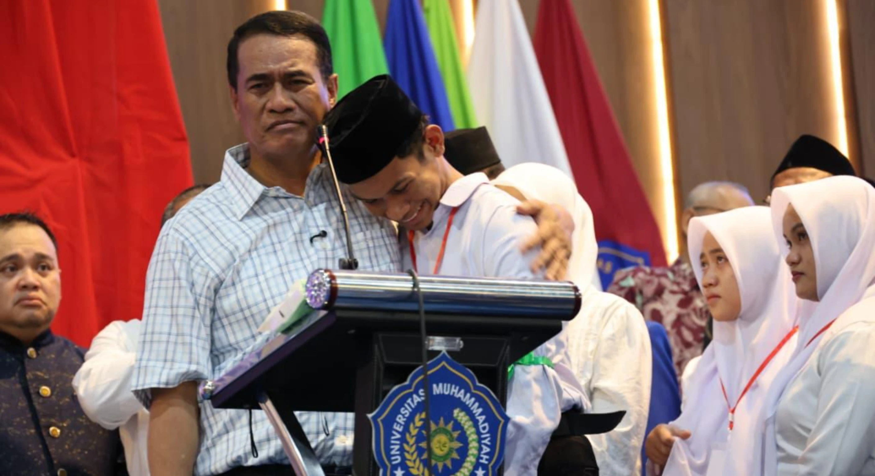 Terharu dengar Kisah Maba Unismuh yang Ditinggal Ayah Sejak Kecil Mentan Amran Langsung Beri Bantuan