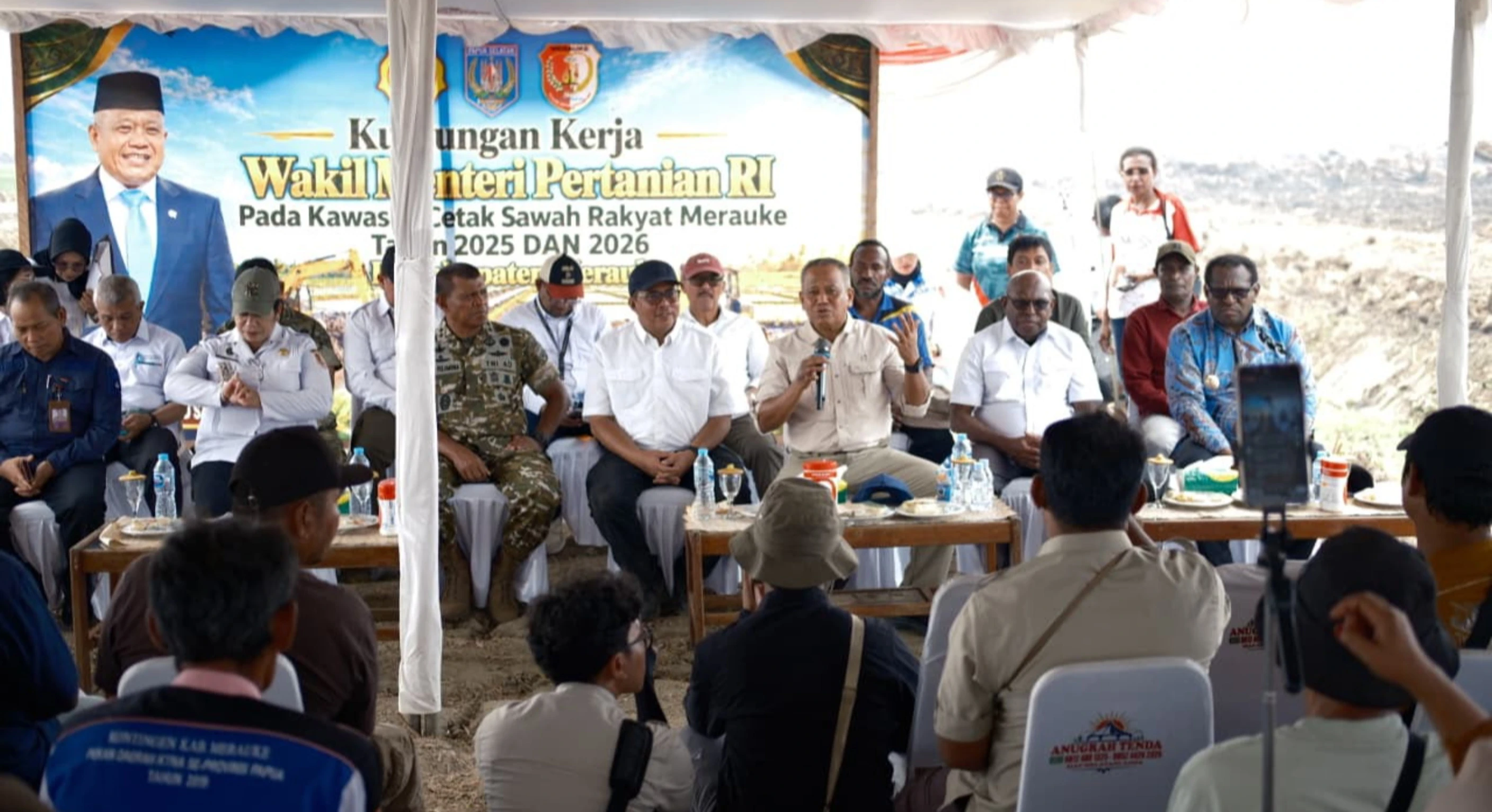Wamentan Saleh Salurkan Bantuan Pertanian untuk Konstruksi Cetak Sawah Papua